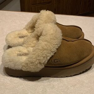 UGG Women's Tan Sheepskin Slippers Sz 8